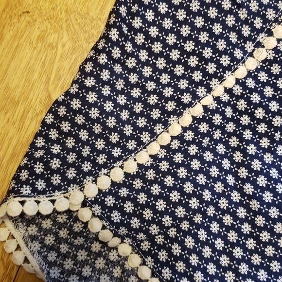 NWT Listicle flowy ditsy floral boho shorts L - Picture 3 of 4